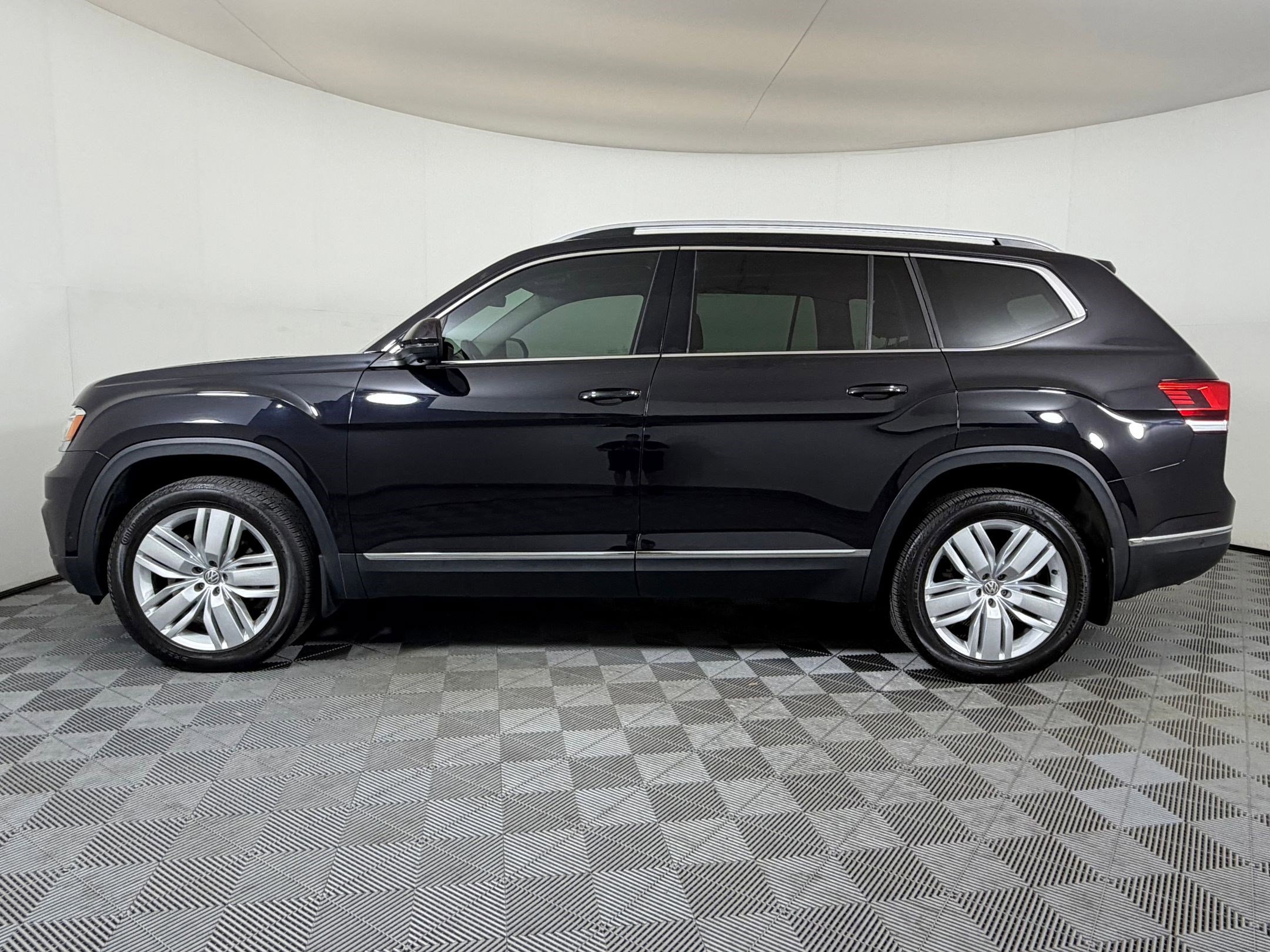 Used 2018 Volkswagen Atlas SEL Premium AWD/4WD image 2