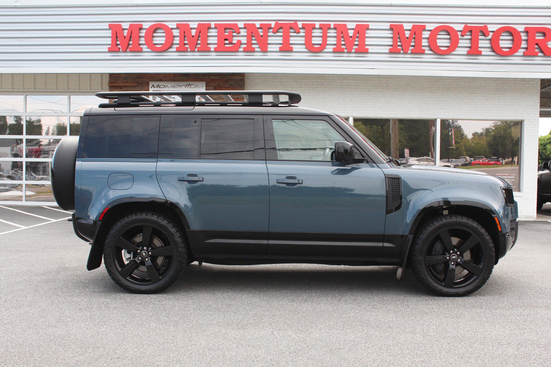 Used 2025 Land Rover Defender 110 X-Dynamic SE AWD/4WD image 18
