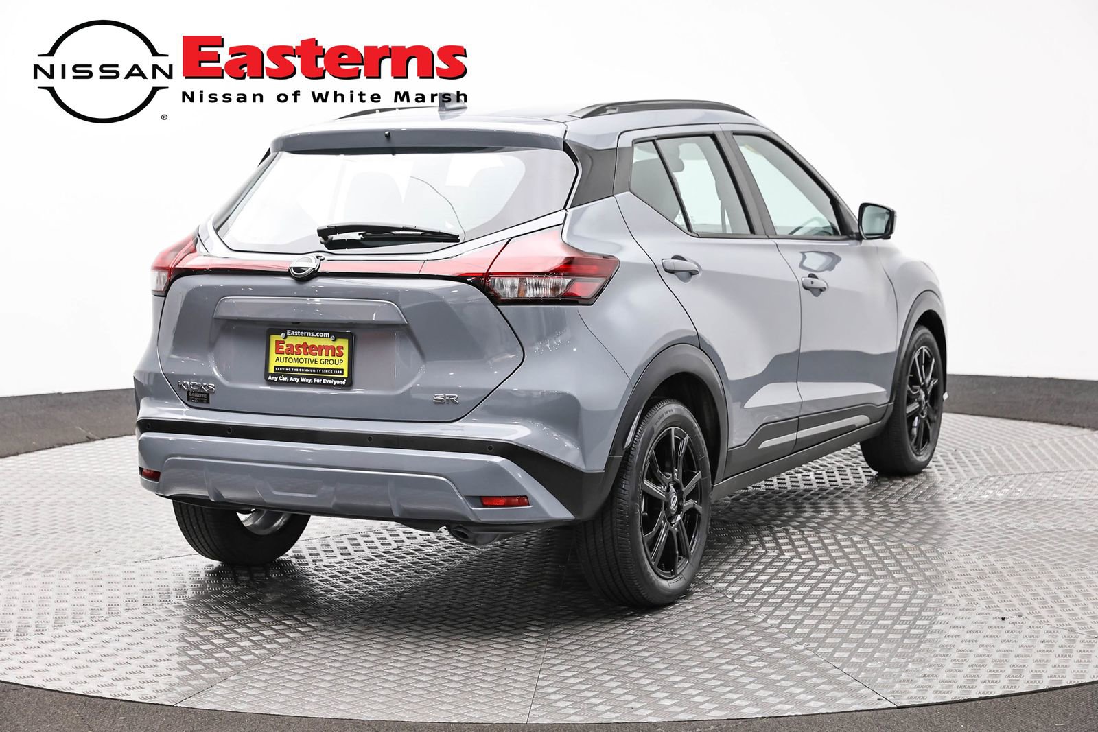 Used 2023 Nissan Kicks SR w/ SR Premium Package FWD image 5