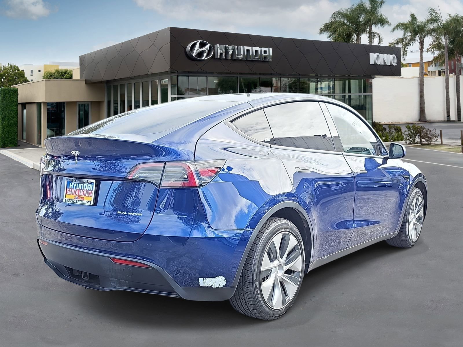 Used 2023 Tesla Model Y Long Range AWD/4WD image 3