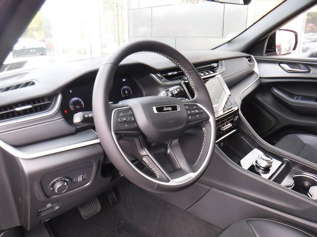 New 2025 Jeep Grand Cherokee Altitude image 12