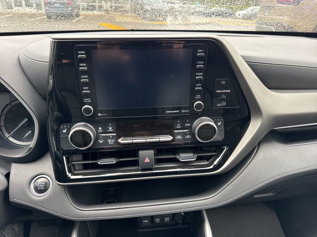 Used 2021 Toyota Highlander XLE AWD/4WD image 25