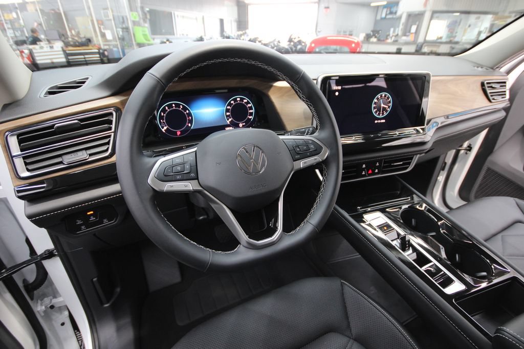 Used 2025 Volkswagen Atlas SE AWD/4WD image 17