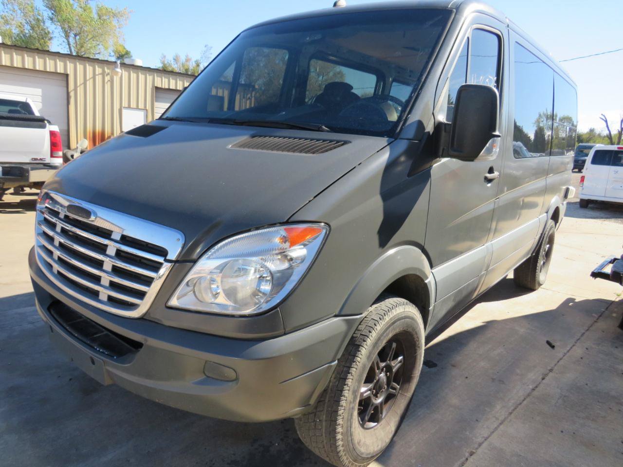 Used 2010 Freightliner Sprinter 2500 RWD image 1
