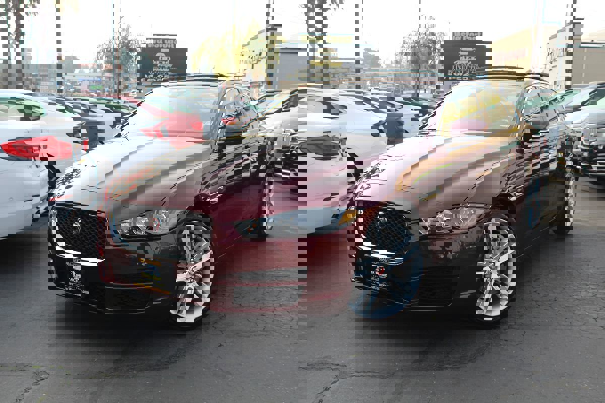 Used 2017 Jaguar XE Prestige image 40