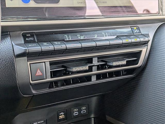 Used 2025 Toyota Camry SE image 14