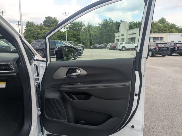 New 2027 Chrysler Pacifica Select FWD image 30