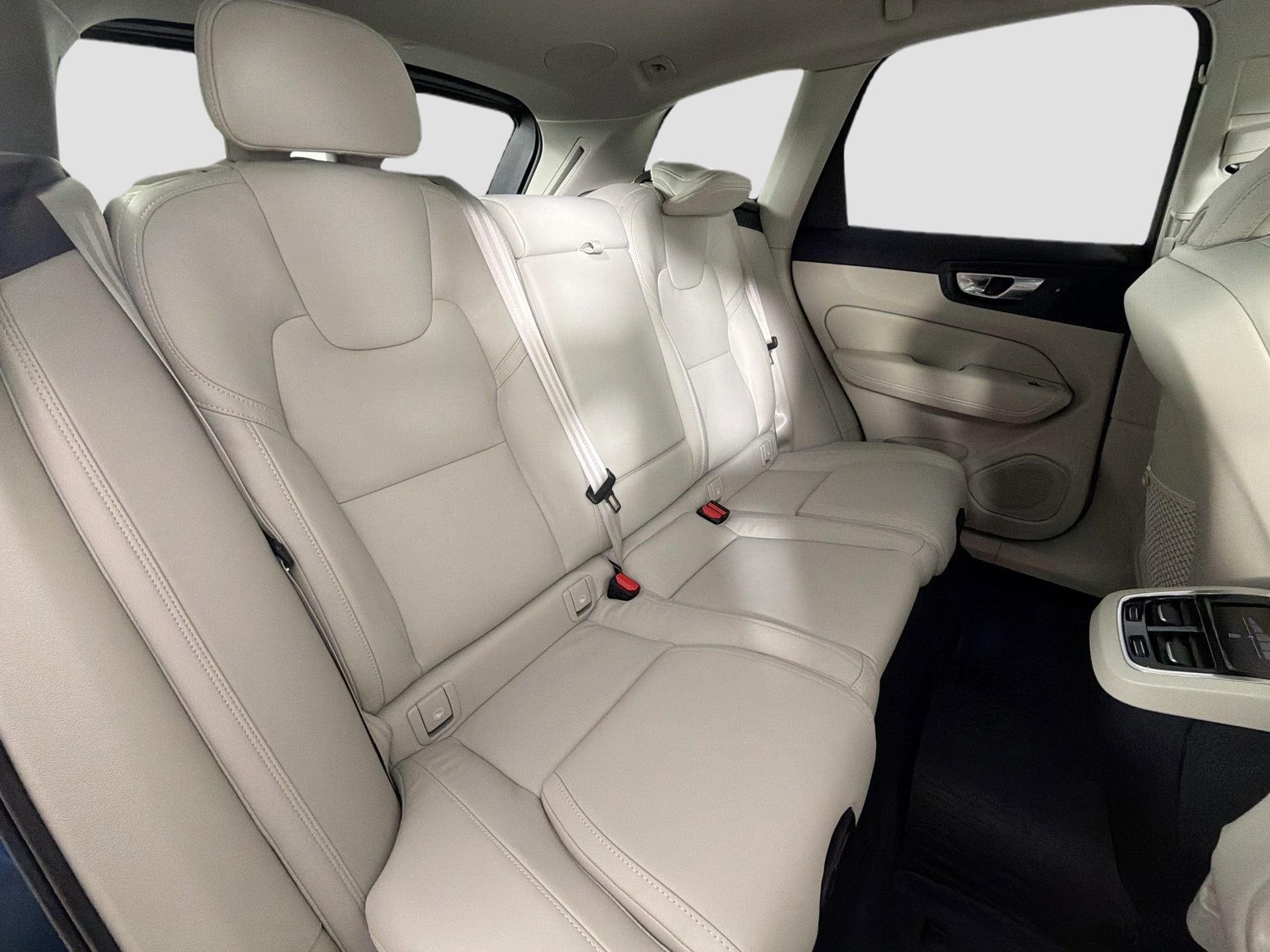 Certified 2025 Volvo XC60 B5 Ultra w/ Protection Package Premier image 29