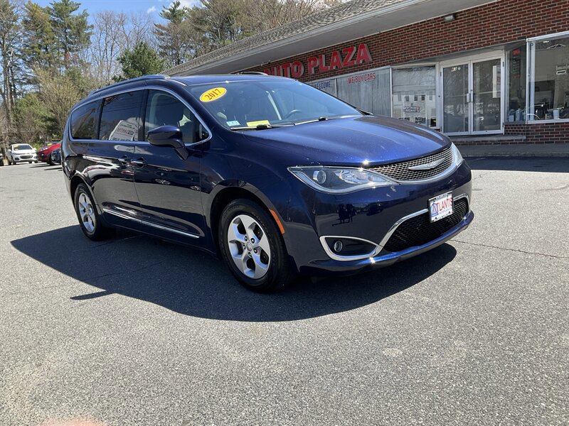 Used 2017 Chrysler Pacifica Touring-L Plus FWD image 3
