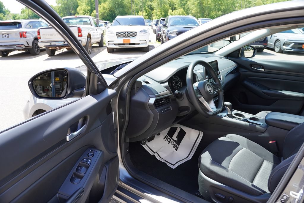 Used 2025 Nissan Altima 2.5 SV FWD image 14