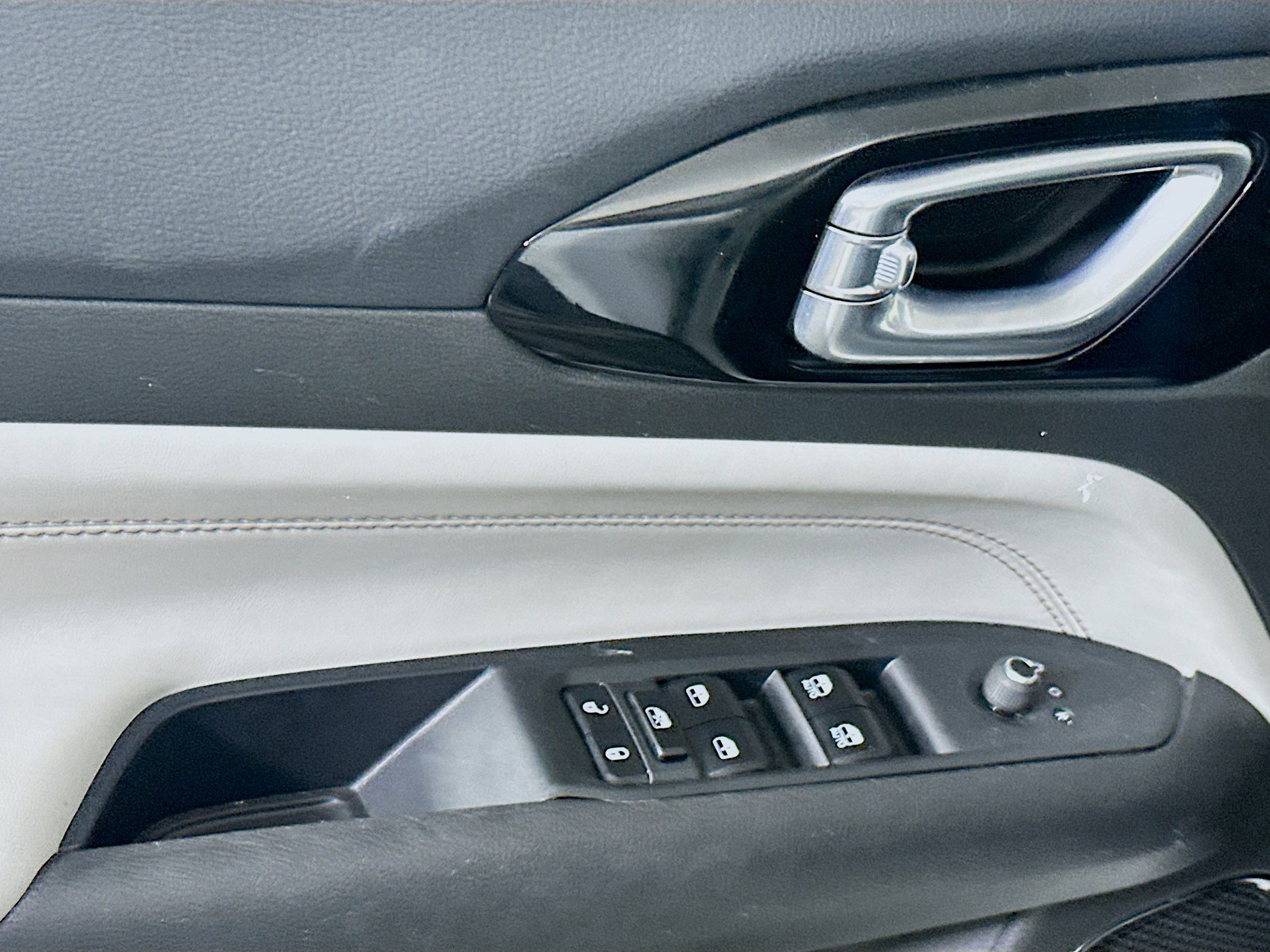 Used 2025 Jeep Compass Limited image 15