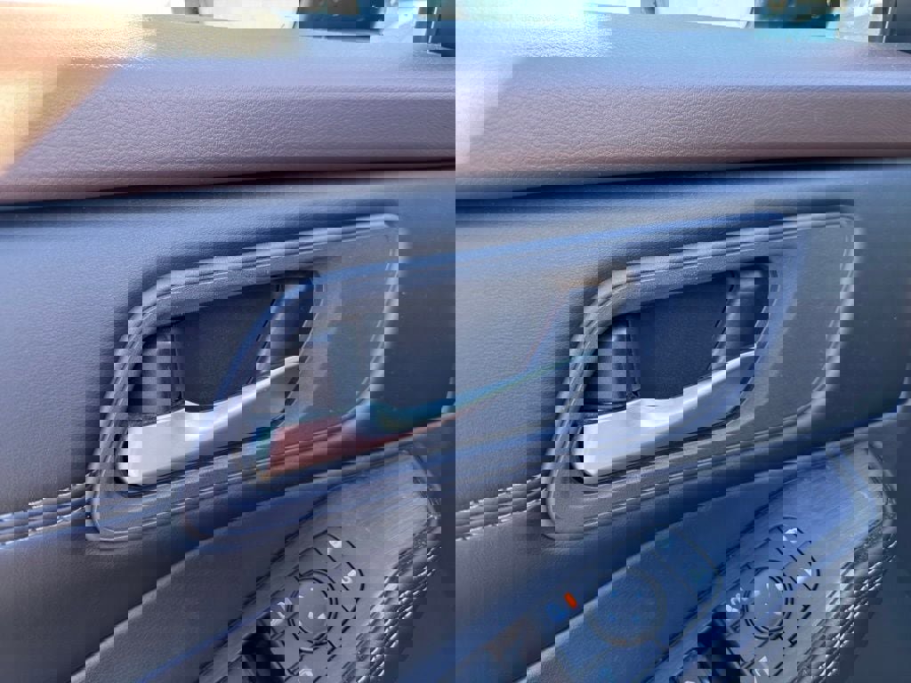 Used 2023 Nissan Rogue SV w/ SV Premium Package image 11