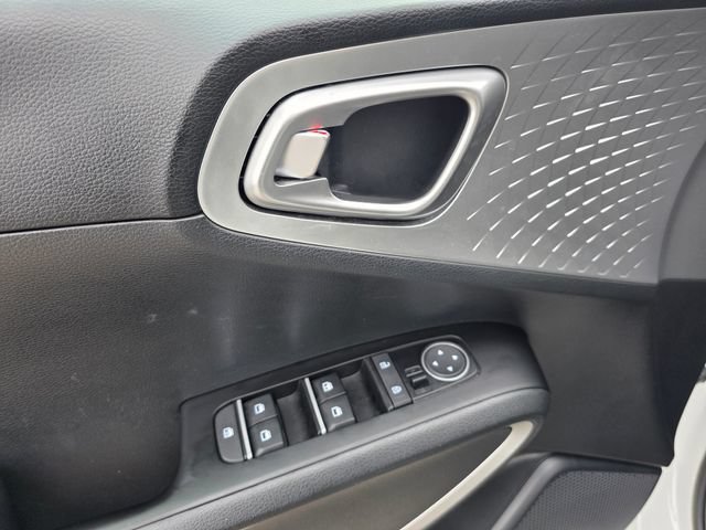Certified 2025 Kia Soul LX w/ LX Technology Package FWD image 16