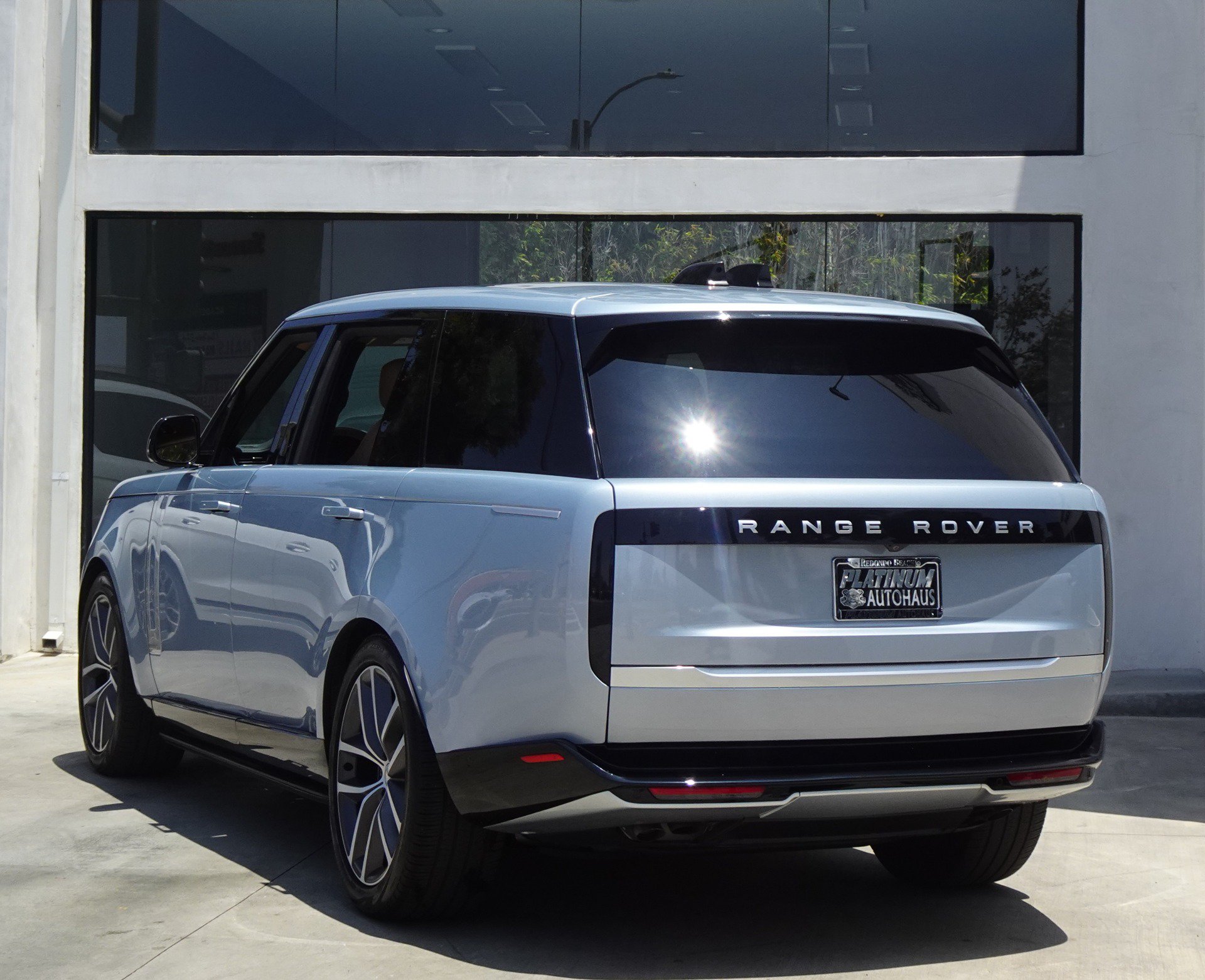 Used 2024 Land Rover Range Rover Long Wheelbase Autobiography AWD/4WD image 4