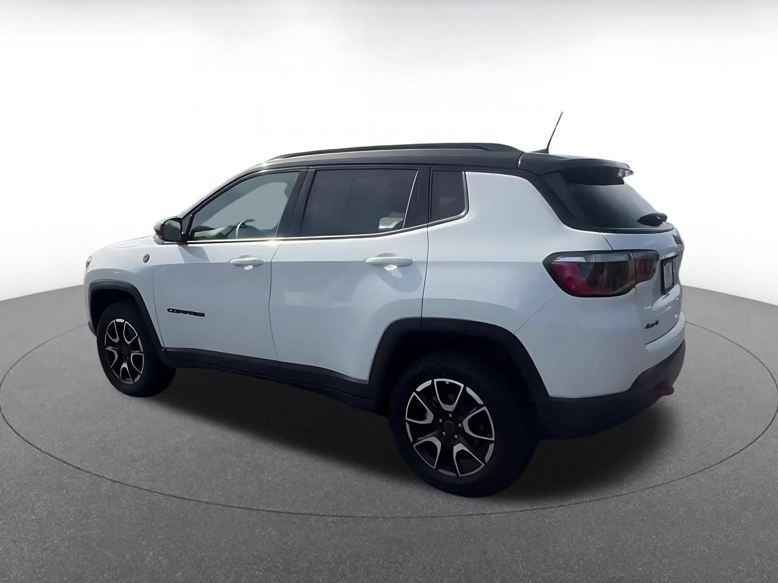 Used 2025 Jeep Compass Trailhawk AWD/4WD image 10