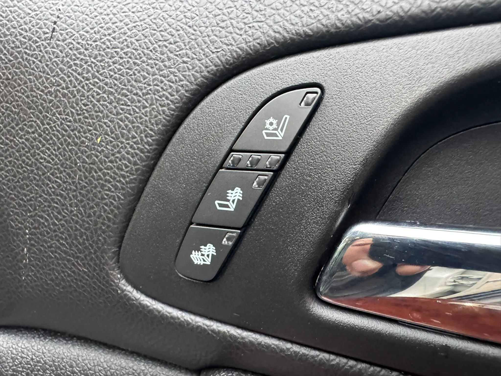 Used 2012 Chevrolet Avalanche LTZ AWD/4WD image 19