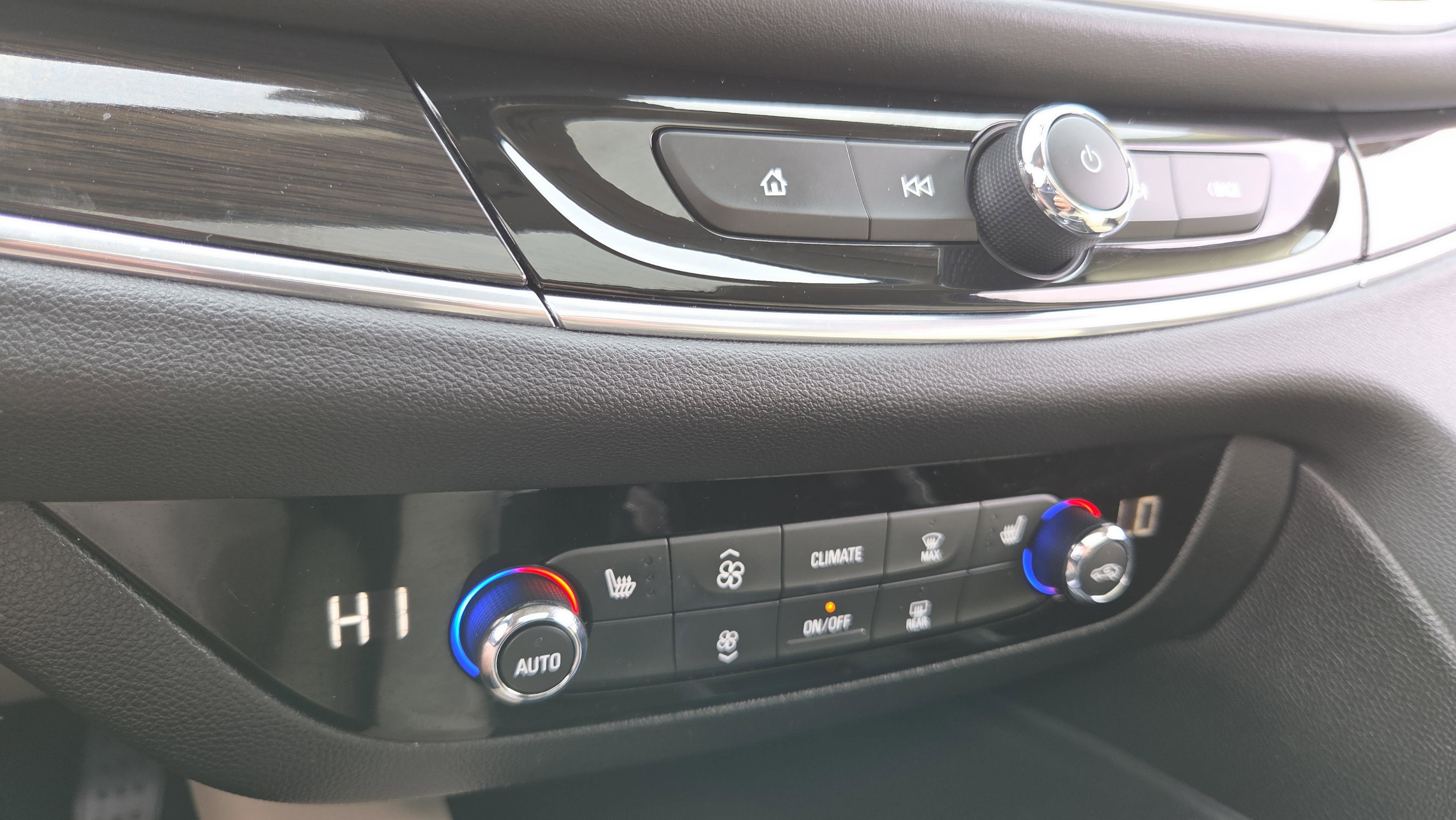 Used 2019 Buick Enclave Essence image 28