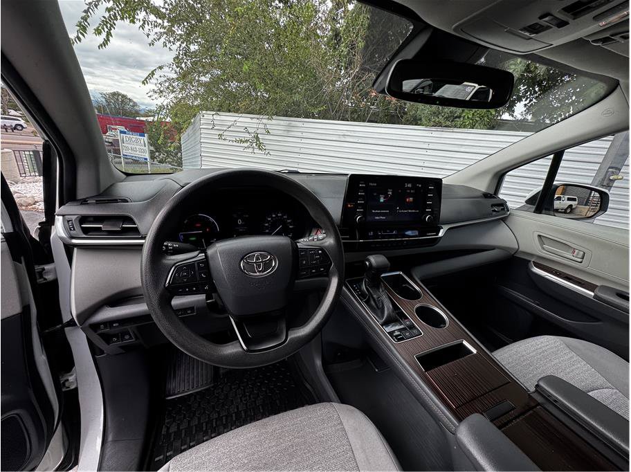 Used 2022 Toyota Sienna LE w/ LE Plus Package FWD image 2