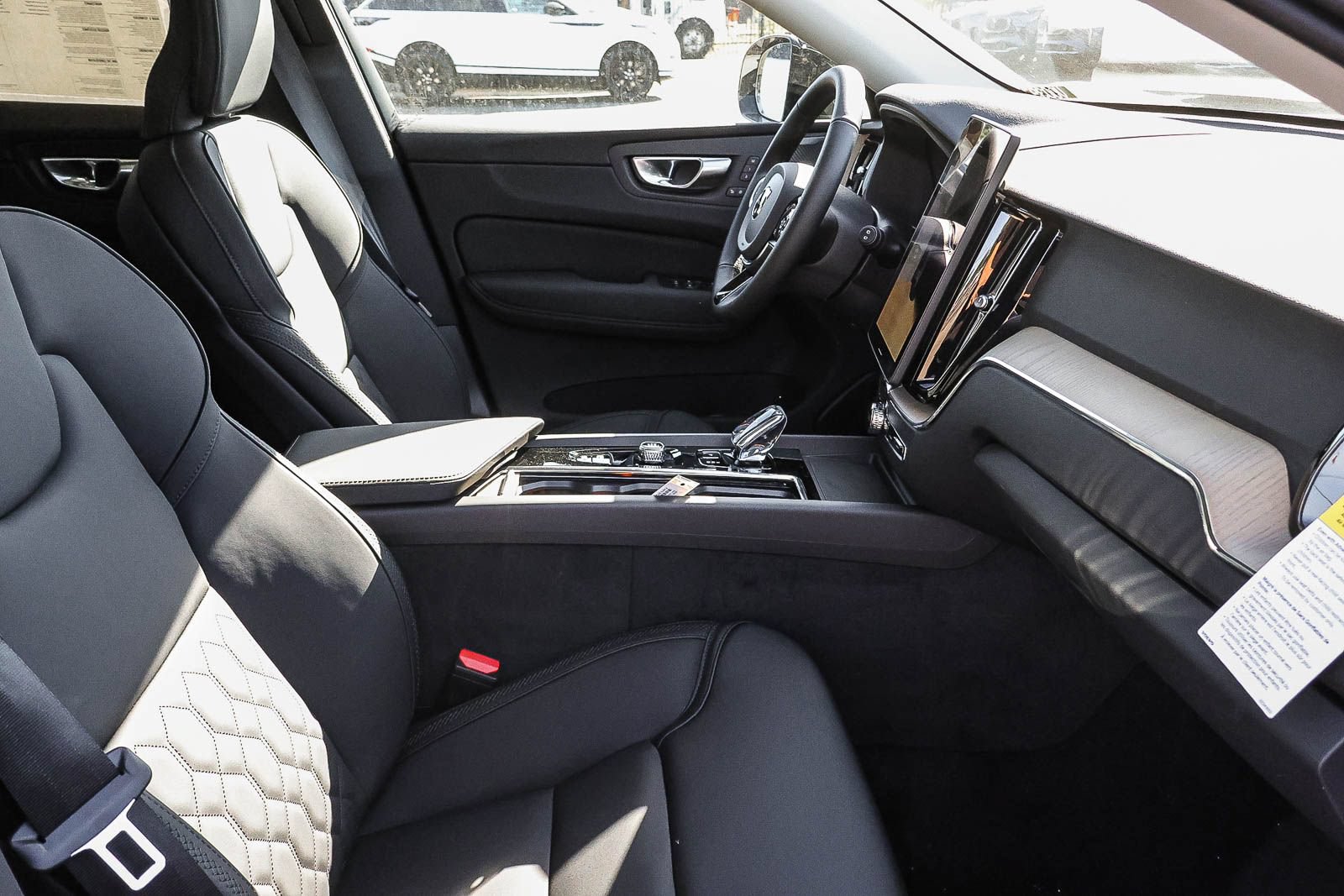 New 2026 Volvo XC60 B5 Plus w/ Climate Package AWD/4WD image 16
