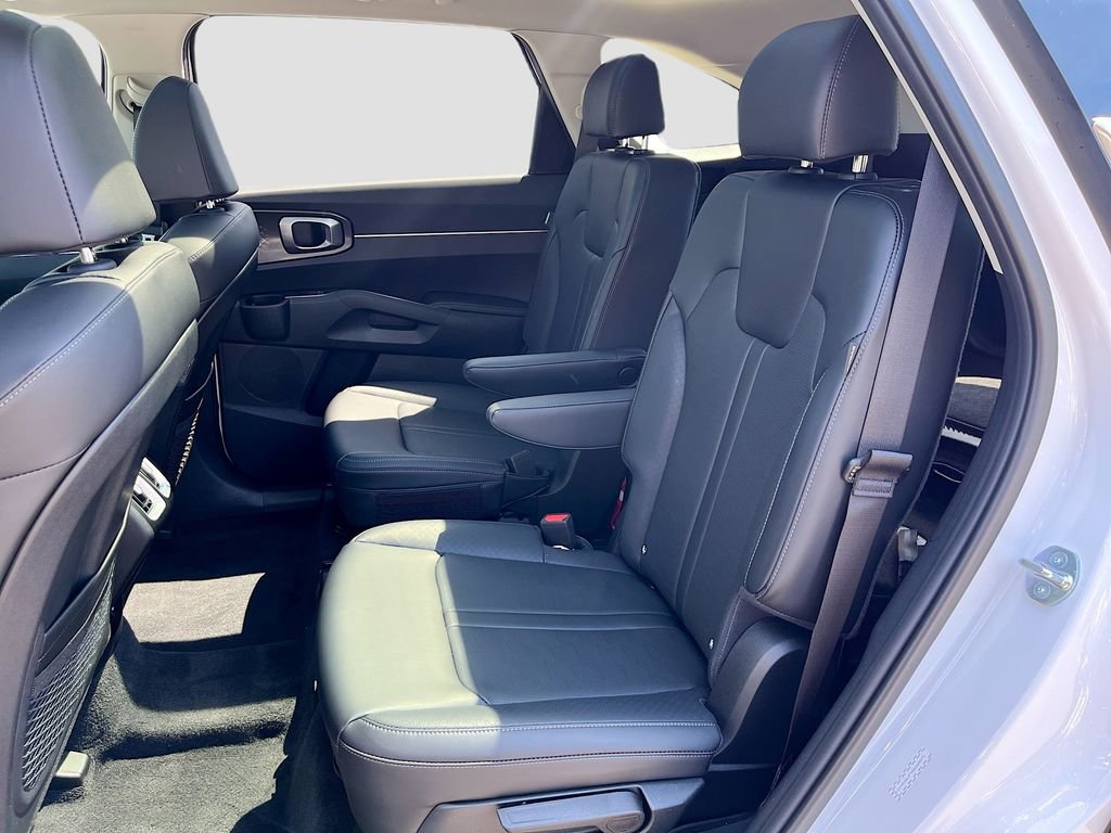Certified 2025 Kia Sorento EX w/ Panoramic Sunroof Package AWD/4WD image 31
