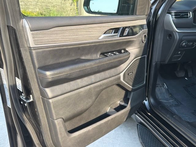 Used 2024 Jeep Wagoneer L Series II w/ Flexible Seating Group AWD/4WD image 18