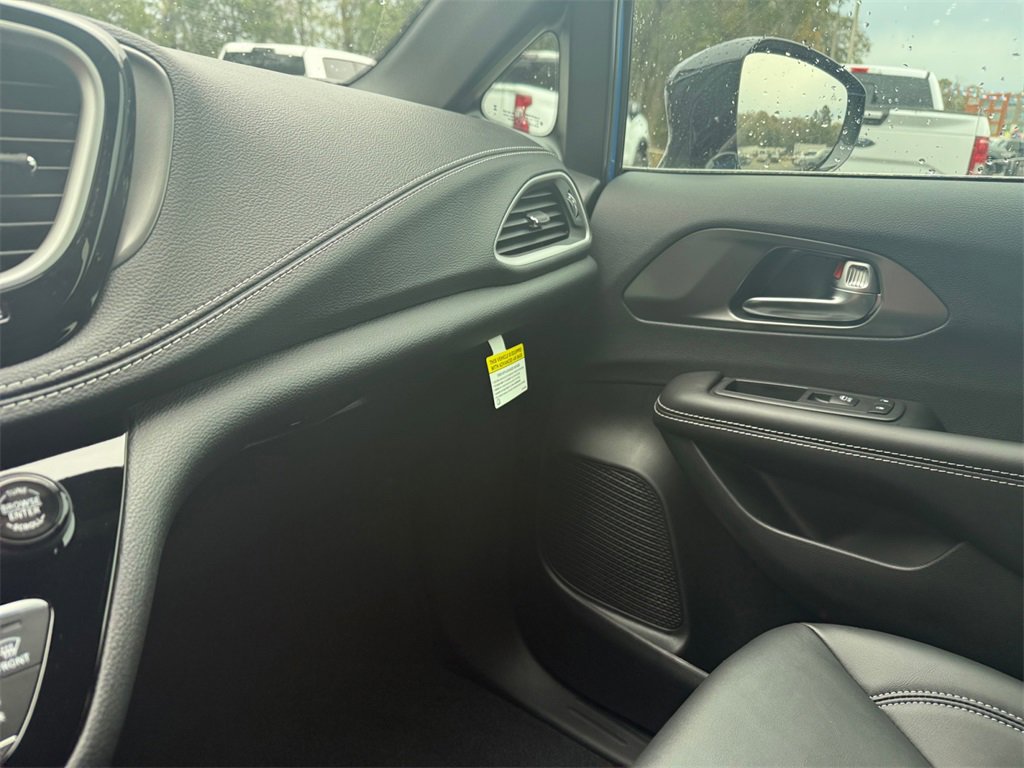 New 2026 Chrysler Pacifica Select image 25