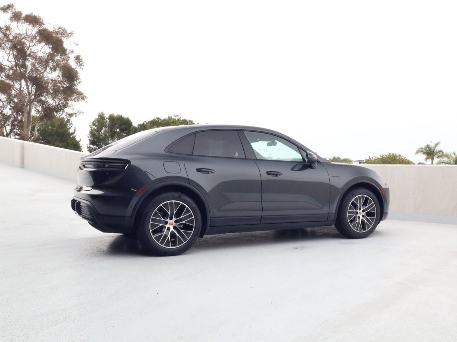 Used 2025 Porsche Macan Electric w/ Premium Package RWD image 8
