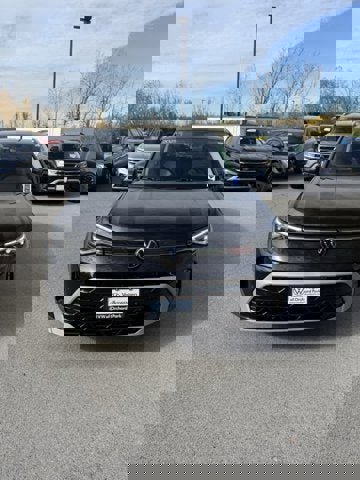 Certified 2025 Volkswagen Taos SEL image 2