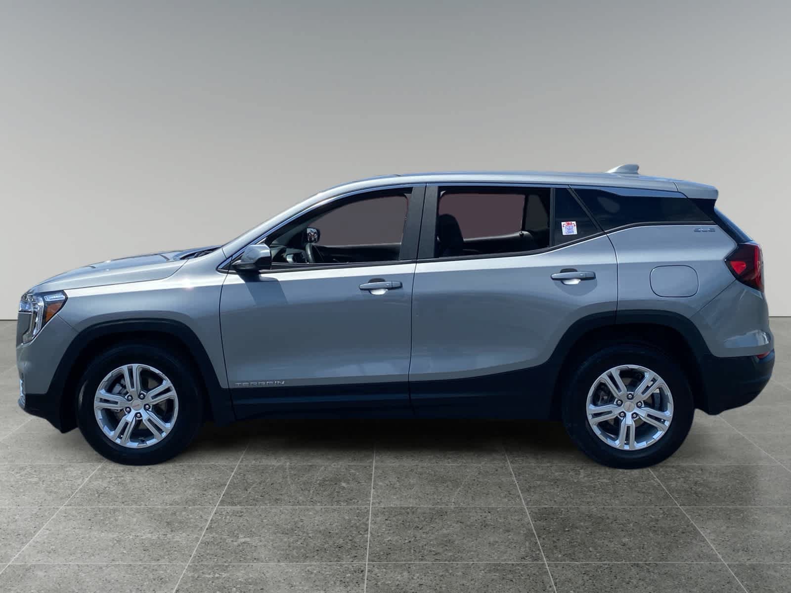 Used 2024 GMC Terrain SLE FWD image 2