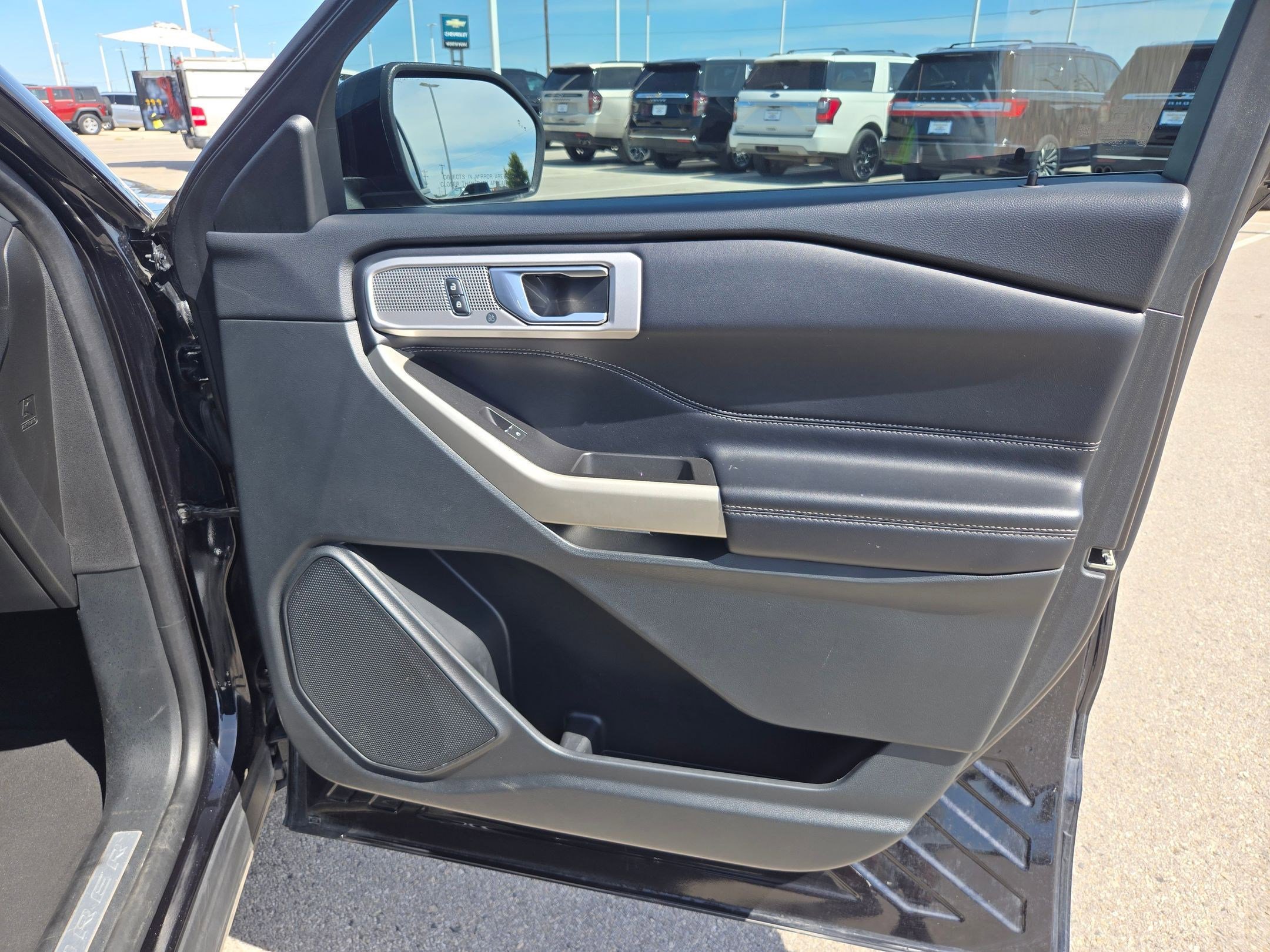 Used 2022 Ford Explorer Limited w/ Equipment Group 301A AWD/4WD image 27