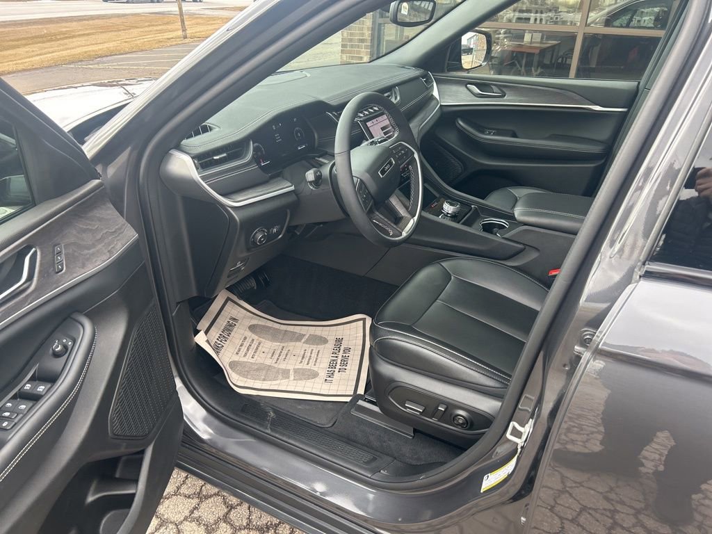 Used 2024 Jeep Grand Cherokee Limited image 21