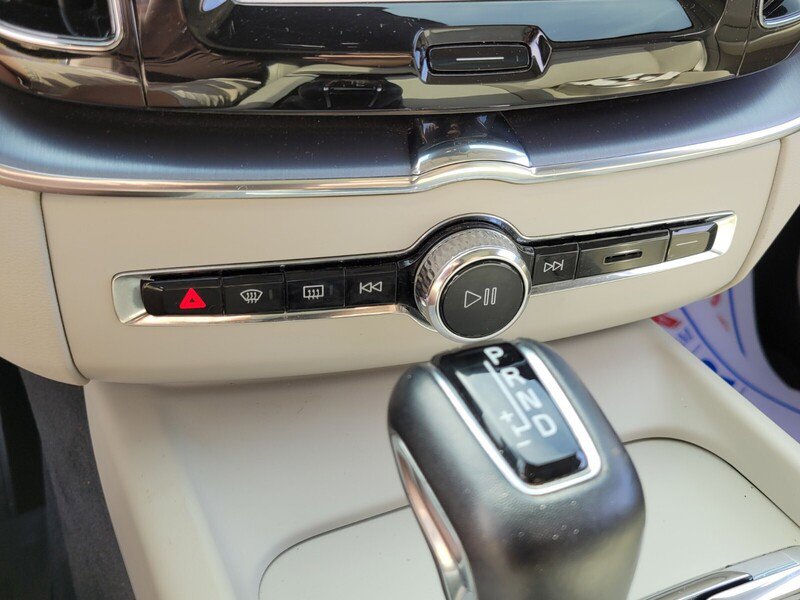 Used 2020 Volvo XC60 T6 Momentum w/ Protection Package image 22