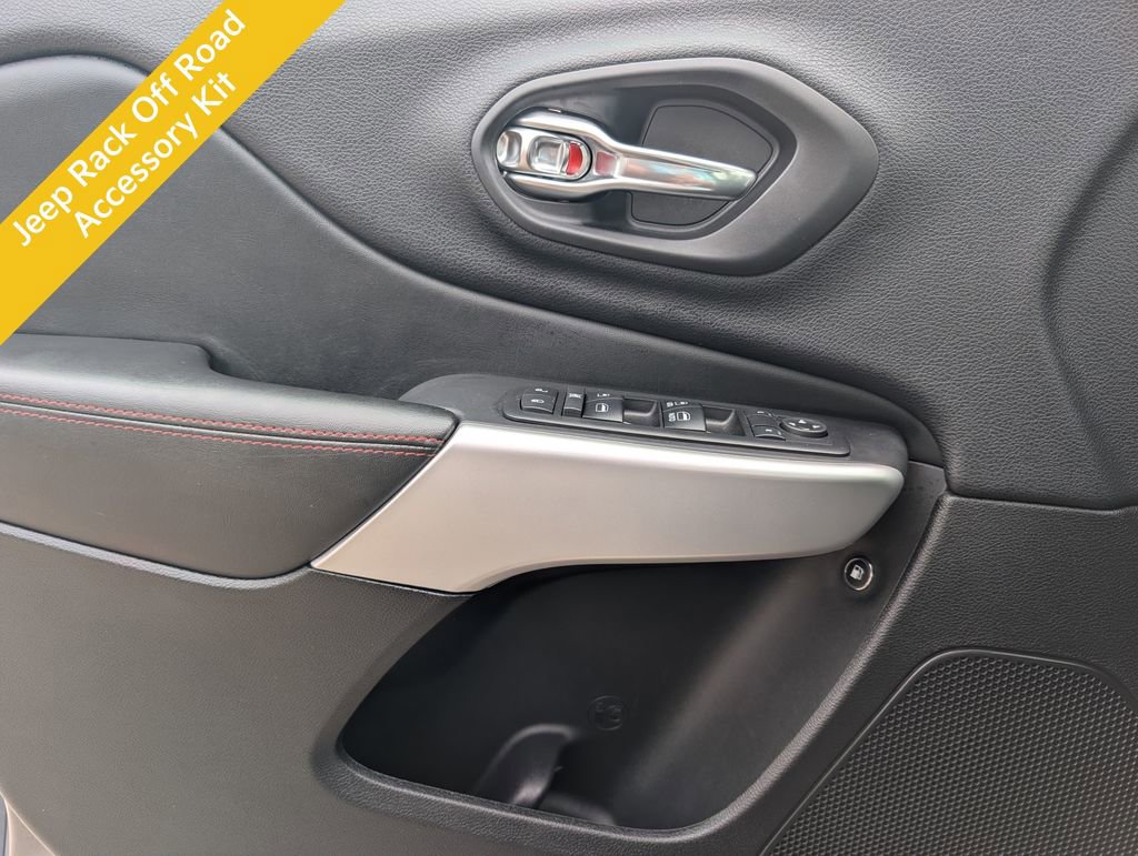 Used 2018 Jeep Cherokee Trailhawk w/ Cold Weather Group AWD/4WD image 17