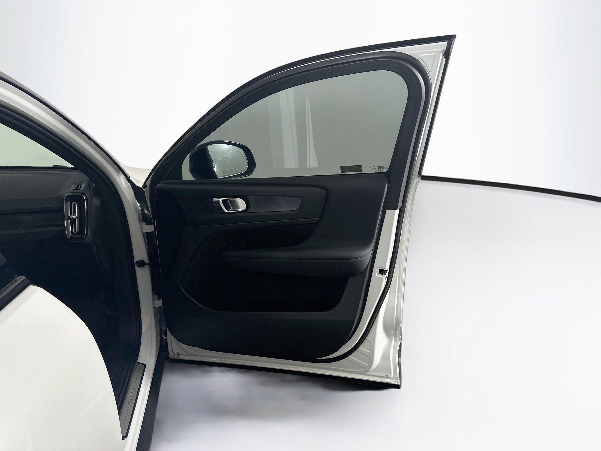 Used 2023 Volvo XC40 Recharge Plus AWD/4WD image 32