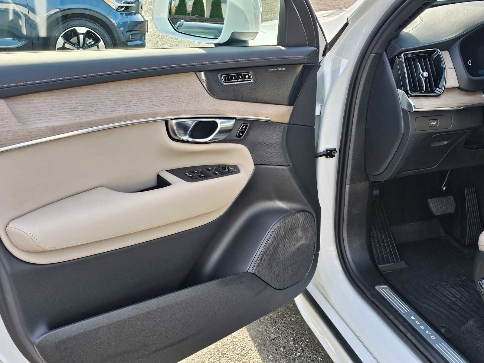 New 2026 Volvo XC90 B6 Plus w/ Protection Package Premier image 20