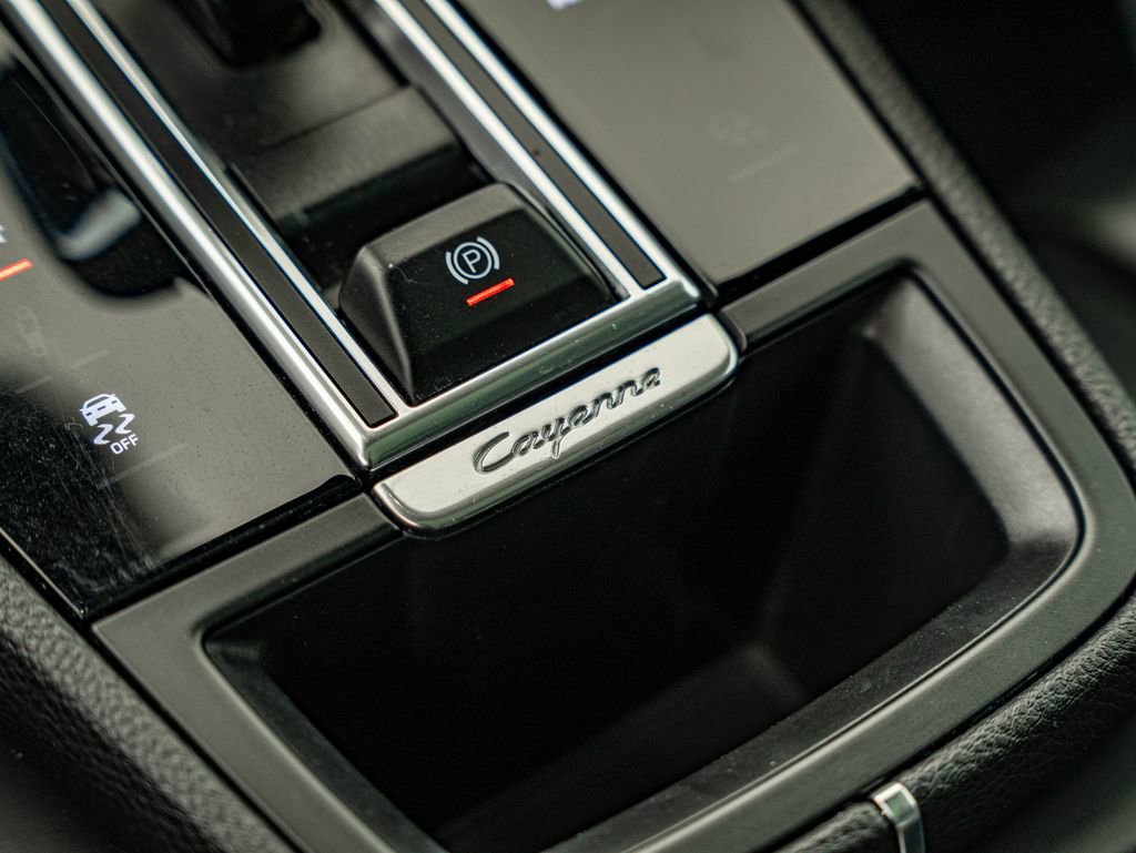 Certified 2023 Porsche Cayenne Platinum Edition image 36