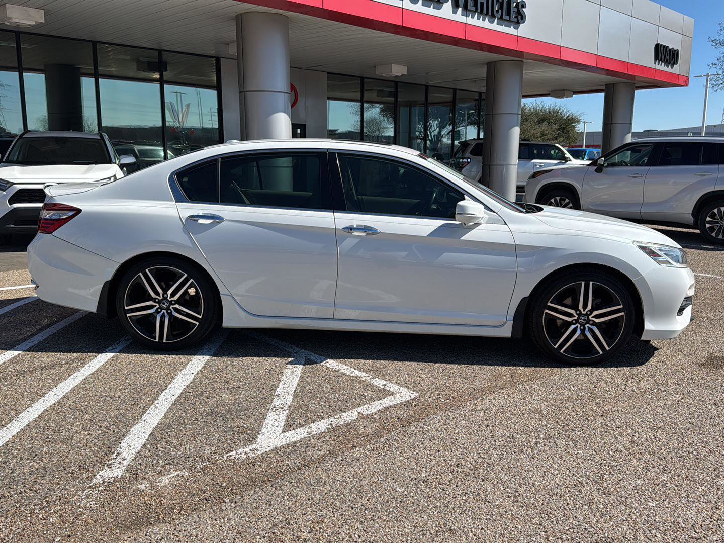 Used 2017 Honda Accord Touring image 2