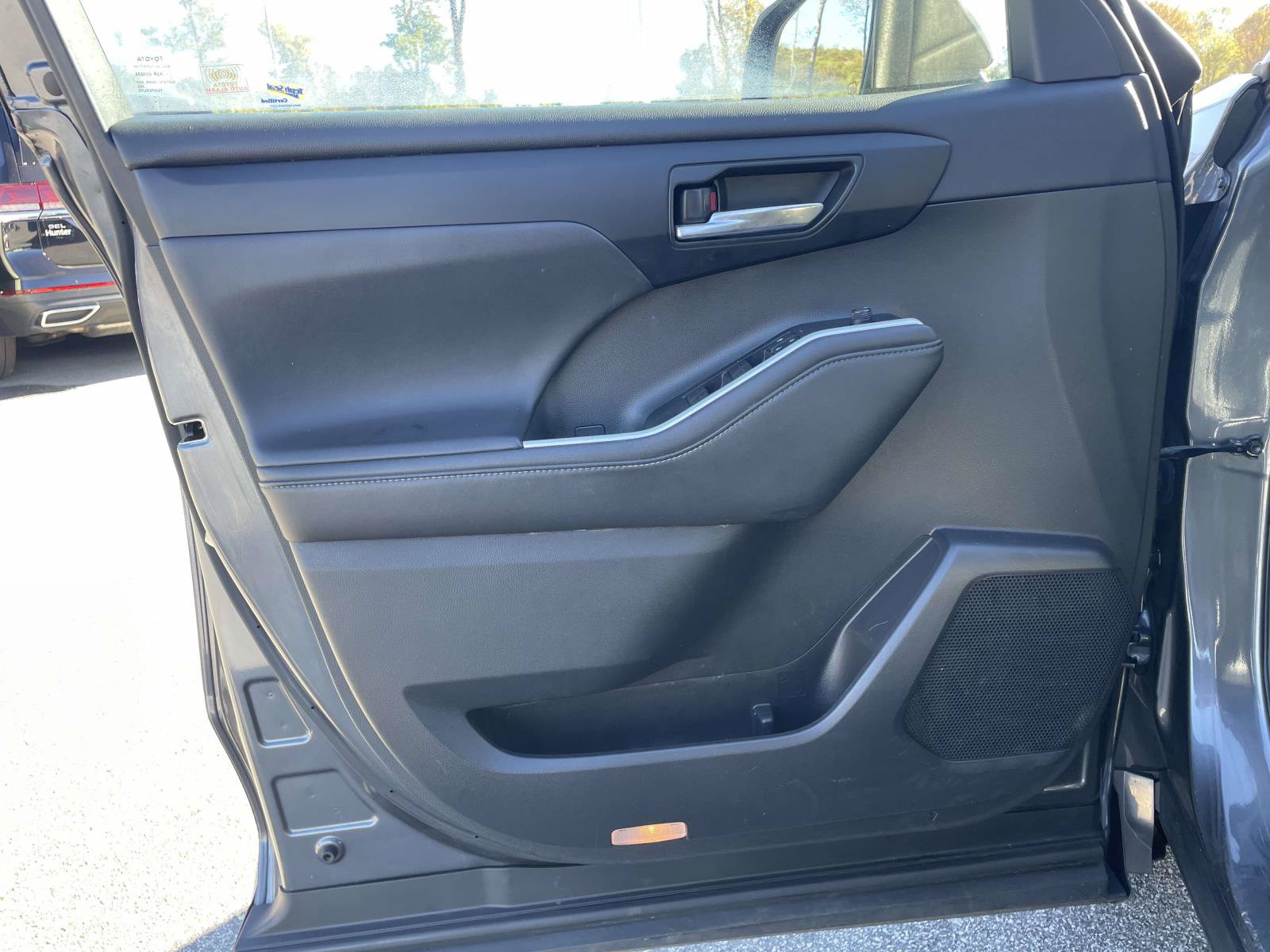 Used 2020 Toyota Highlander XLE FWD image 5