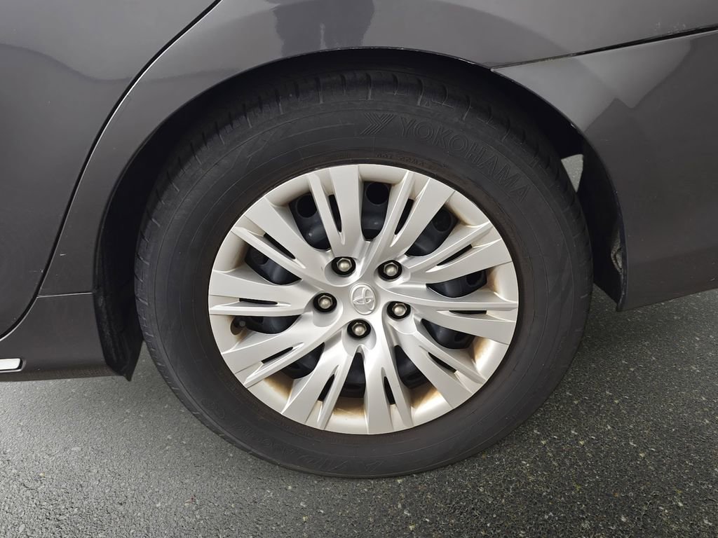 Used 2014 Toyota Camry LE image 34