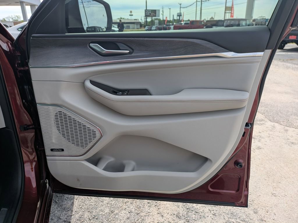 Used 2023 Jeep Grand Cherokee Overland image 34