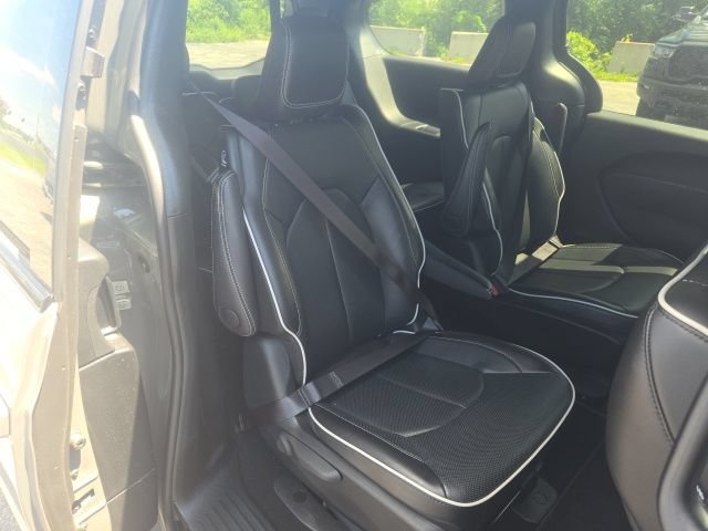Used 2024 Chrysler Pacifica Premium FWD image 21