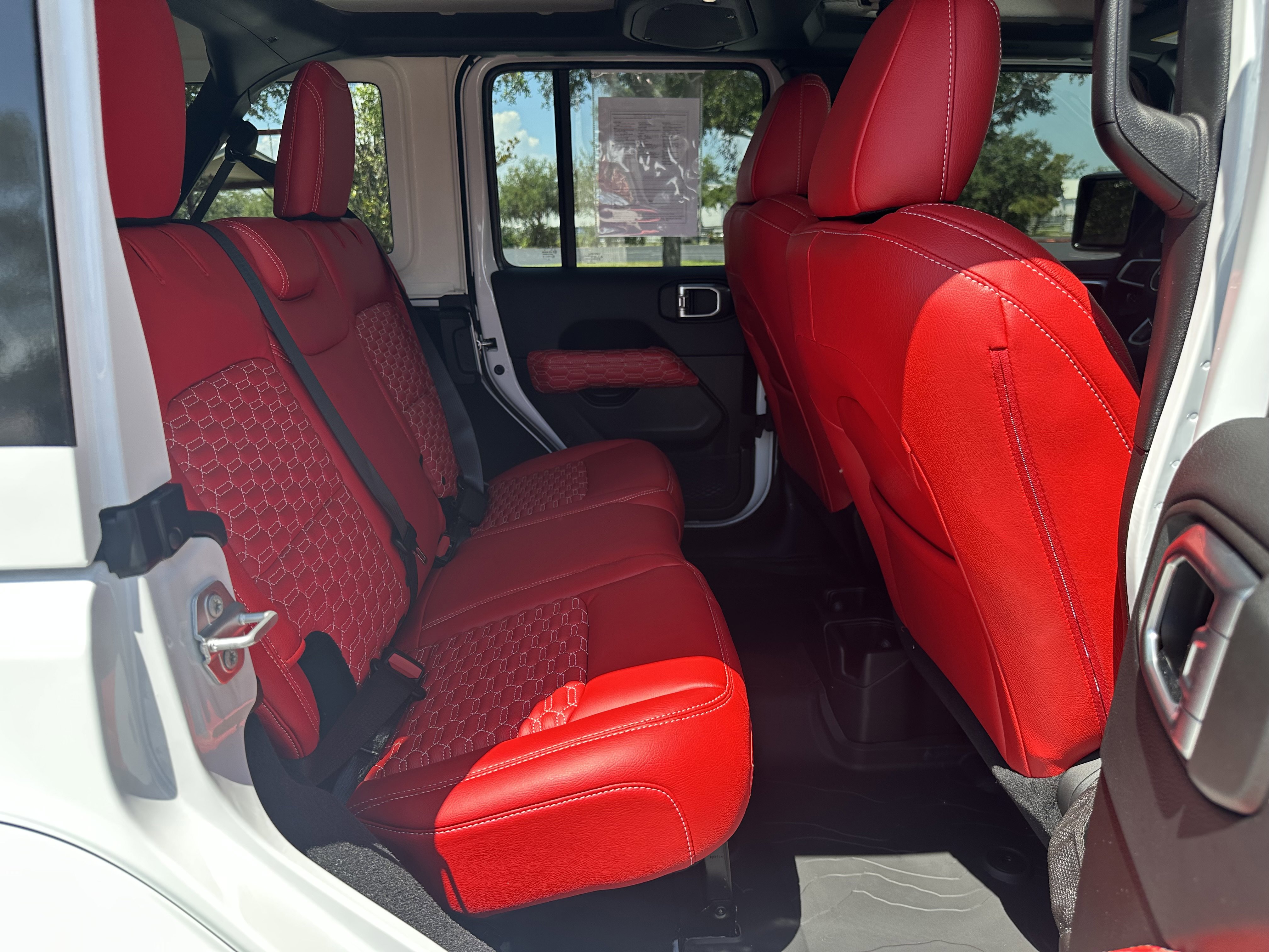 Used 2025 Jeep Wrangler Unlimited Sahara image 29