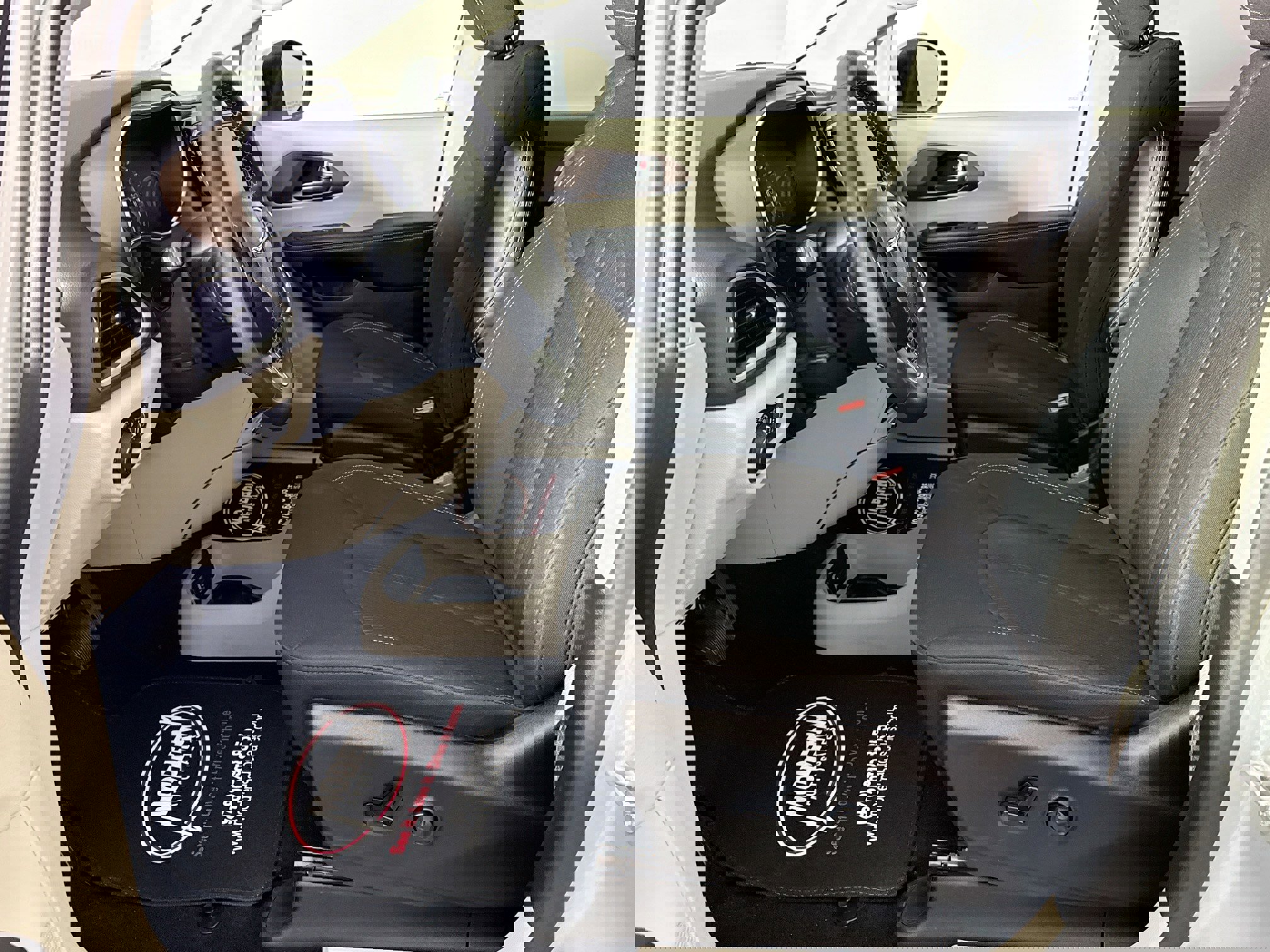 Used 2023 Chrysler Voyager LX image 17