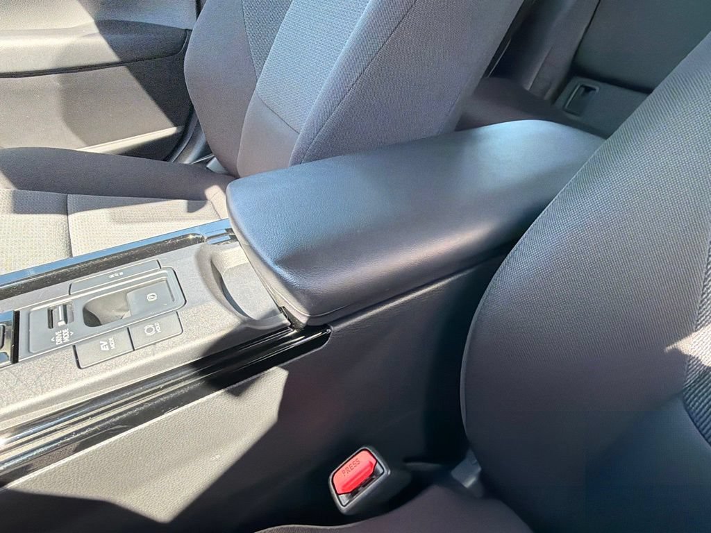 Used 2025 Toyota Prius LE FWD image 21
