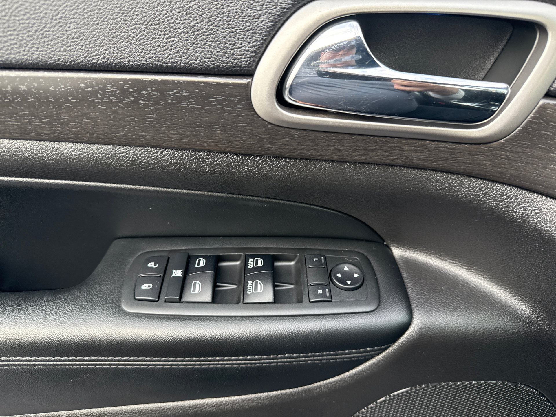 Used 2017 Jeep Grand Cherokee Altitude RWD image 24