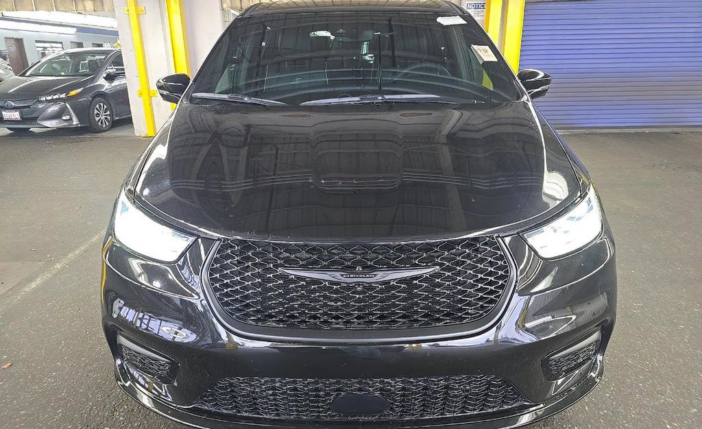Used 2023 Chrysler Pacifica Limited w/ Uconnect Theater Family Group FWD image 6