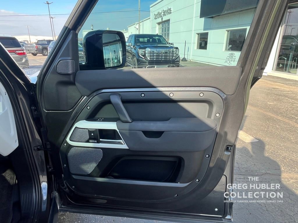 Used 2023 Land Rover Defender 110 SE image 32