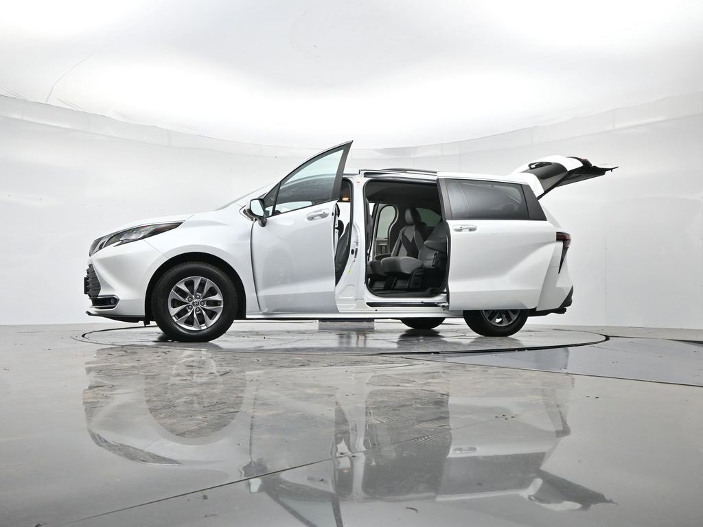 Used 2022 Toyota Sienna XLE image 48