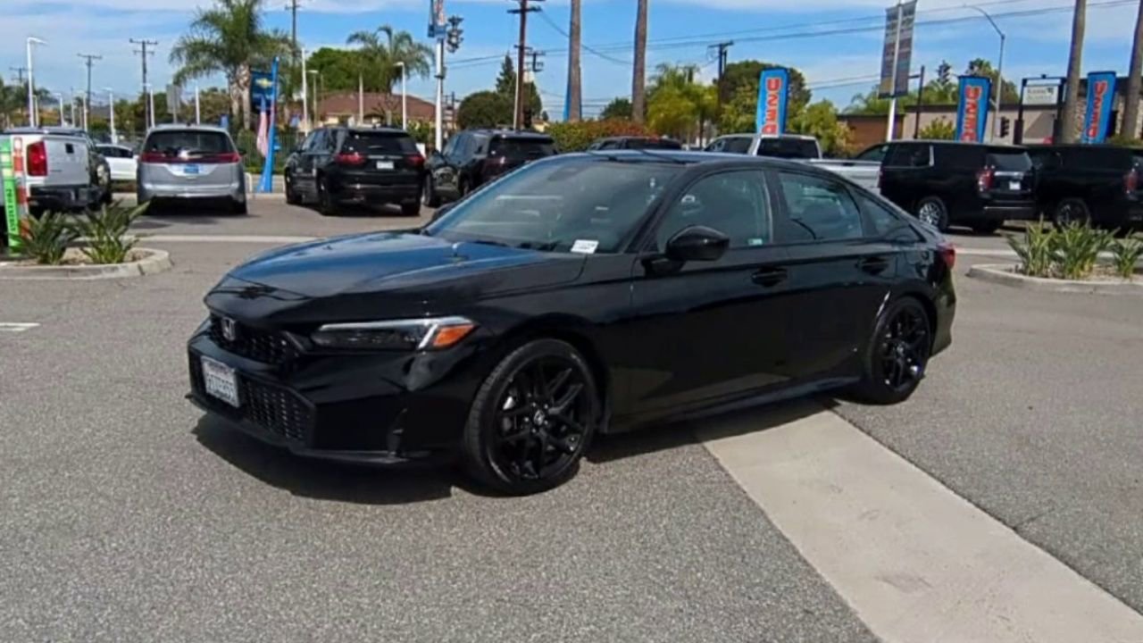 Used 2025 Honda Civic Sport image 4