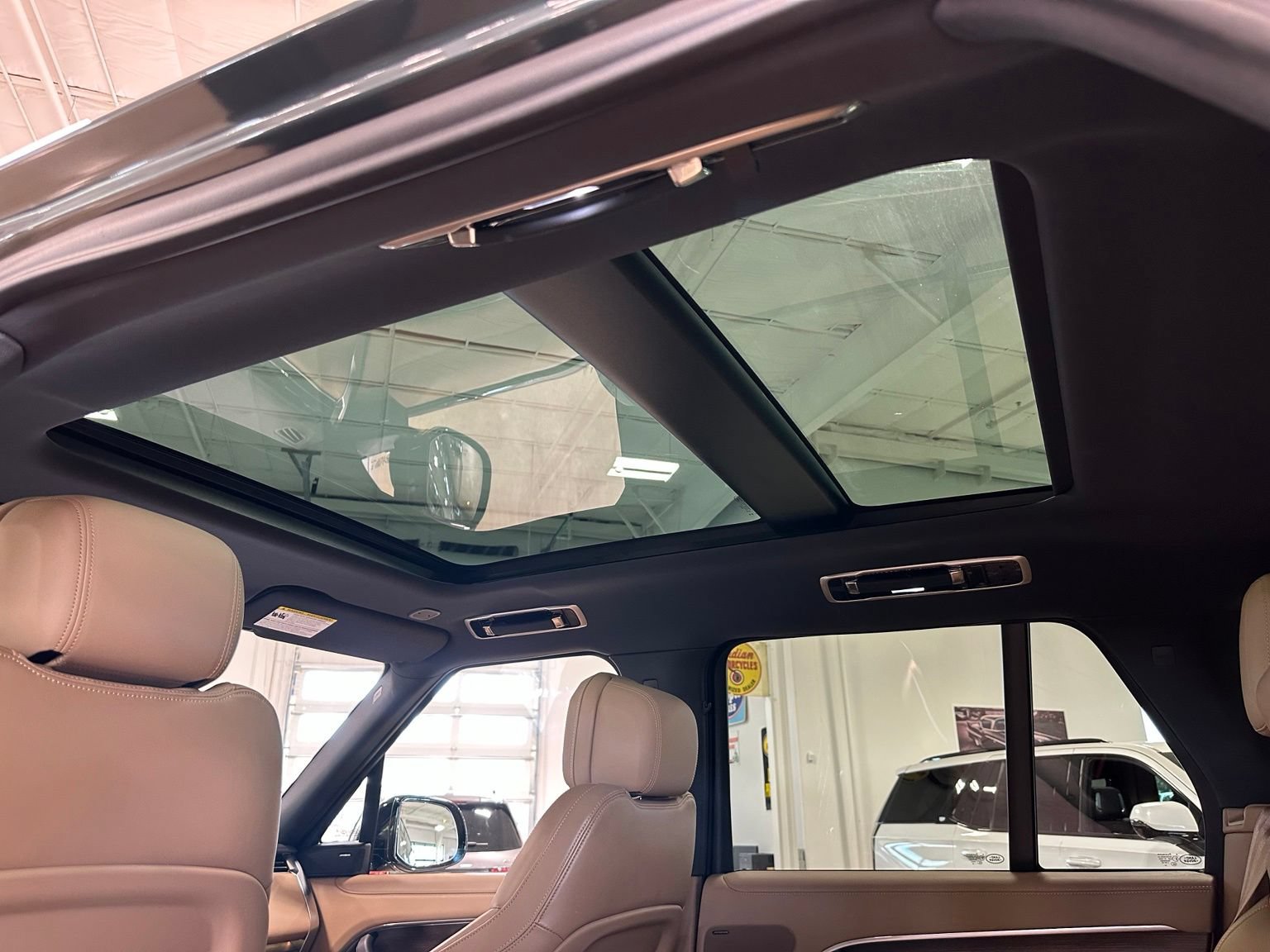 Used 2025 Land Rover Range Rover SE AWD/4WD image 34